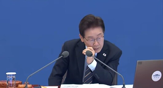 이재명 대통령은 2026년 5월 20일 국무회의에서 5·18 민주화운동에 대한 조롱성 표현 및 행위들을 강도높게 비판했다. 사진=청와대 국무회의 생중계 갈무리