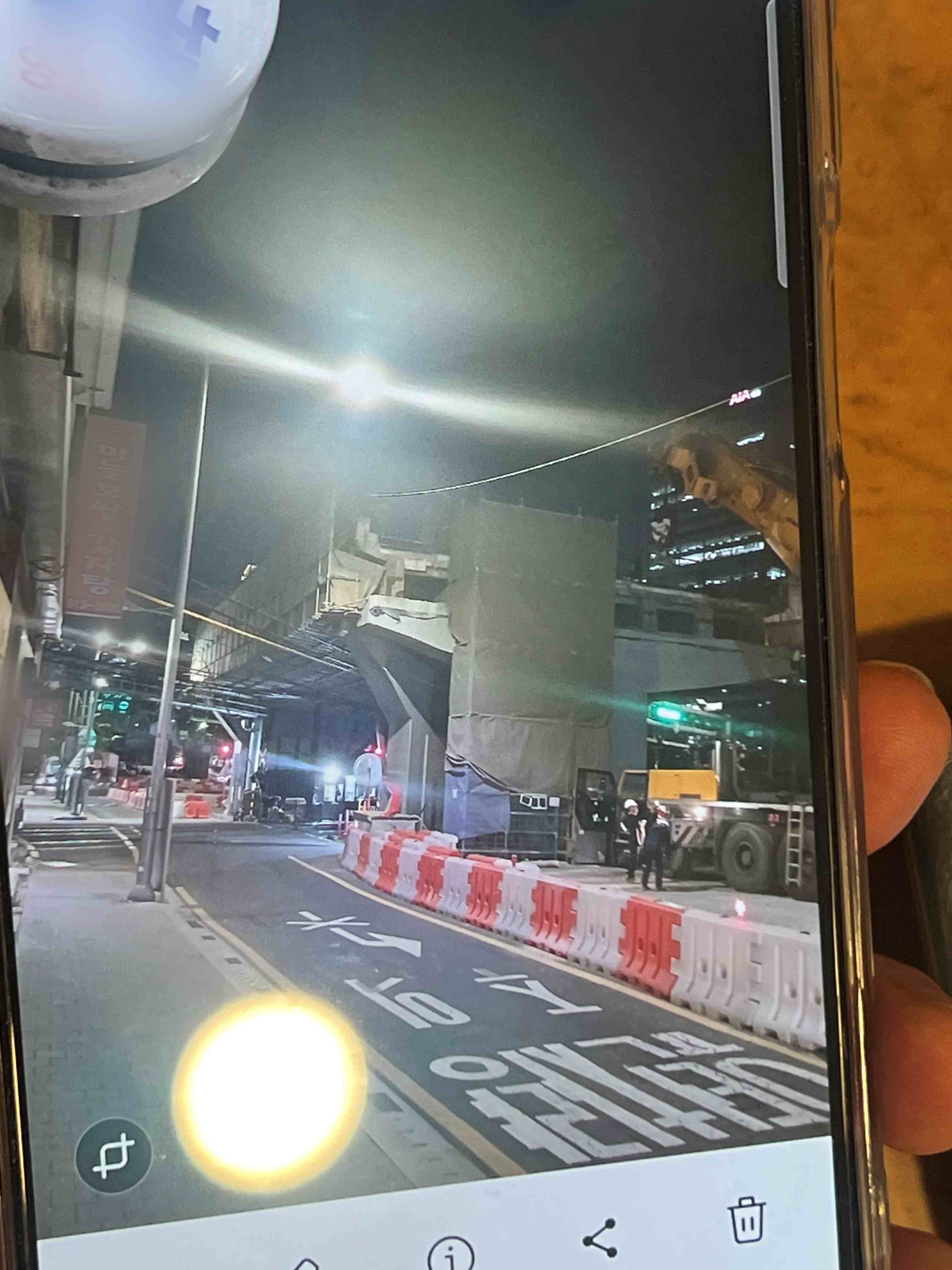5월 18일 오후 11시께 촬영된 사고 현장. 인근 식당 직원은 공사 구조물이 위태로워 보여 사진을 찍었다고 말했다. 사진=한승구 기자