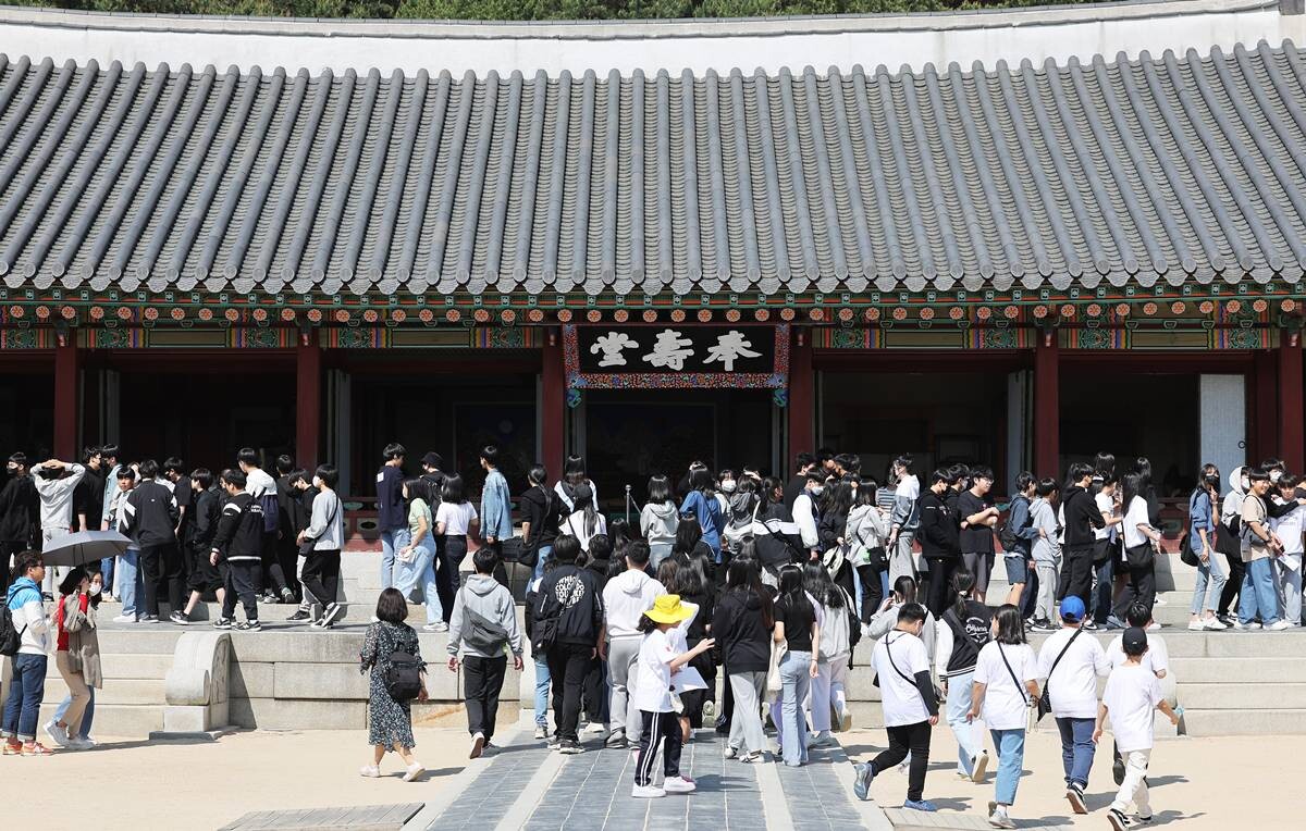 경기도 수원시 화성행궁에서 중학교 학생들이 현장체험학습을 하고 있는 모습으로 기사 특정 내용과 관련 없음. 사진=연합뉴스