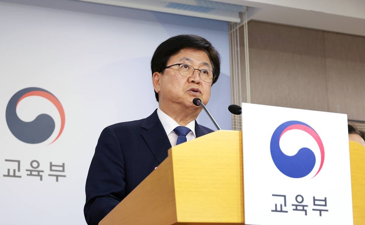 최교진 교육부 장관이 28일 세종시 정부세종청사에서 현장체험학습 지원 방안을 발표하고 있다. 사진=교육부 제공