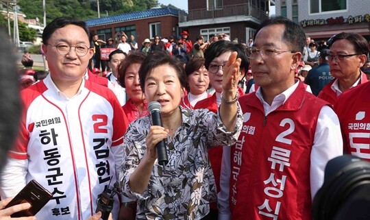 박근혜 전 대통령이 5월 29일 경남 남해군 남해충렬사 일대에서 국민의힘 후보 지지를 호소하고 있다. 사진=연합뉴스