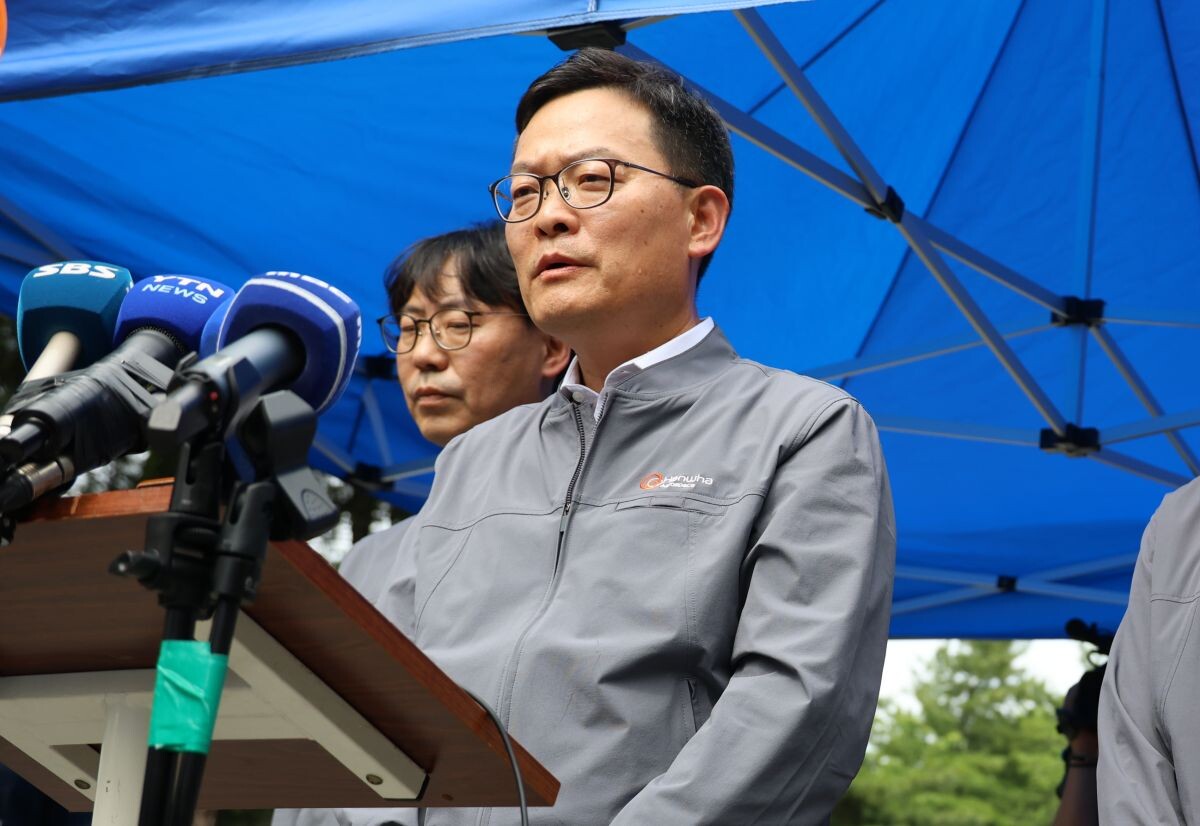 한화에어로스페이스 사업부문 손재일 대표이사가 지난 1일 폭발 사고가 발생한 대전사업장에서 입장을 밝히고 있다. 사진=연합뉴스