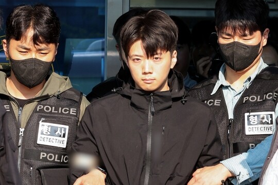 장윤기(23)가 14일 오전 광주 서부경찰서에서 검찰로 송치되기 전 포토라인에 서고 있다. 경찰은 광주 광산구 월계동 한 보행로에서 귀가 중이던 여고생을 흉기로 여러 차례 찔러 살해하고, 남고생에게 흉기를 휘두른 혐의를 받는 장씨의 신상 정보를 국민의 알권리 등을 고려해 이날부터 한 달간 공개하기로 결정했다. 사진=연합뉴스
