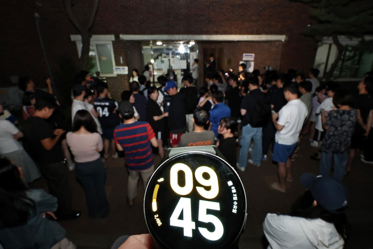 6·3 지방선거 본투표일인 3일 투표용지 부족으로 투표시간이 밤 10시까지 연장된 서울 송파구 잠실7동 제2투표소 앞에 주민들이 모여 있다. 사진=연합뉴스