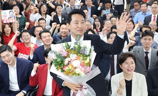 국민의힘 오세훈 서울시장 당선인이 6·3 지방선거 다음날인 6월 4일 서울 종로구에 마련된 선거사무소에서 꽃다발을 들고 인사하고 있다. 사진=임준선 기자