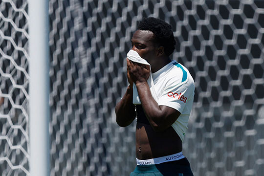 대회가 치러지는 6월과 7월, 미국 중서부와 남부 그리고 멕시코 일대의 낮 기온은 최고 30℃대 후반까지 치솟는다. 6월 4일 캘리포니아주 알라메다에서 훈련 중 땀을 닦고 있는 호주의 네스토리 이란쿤다. 사진=AFP/연합뉴스