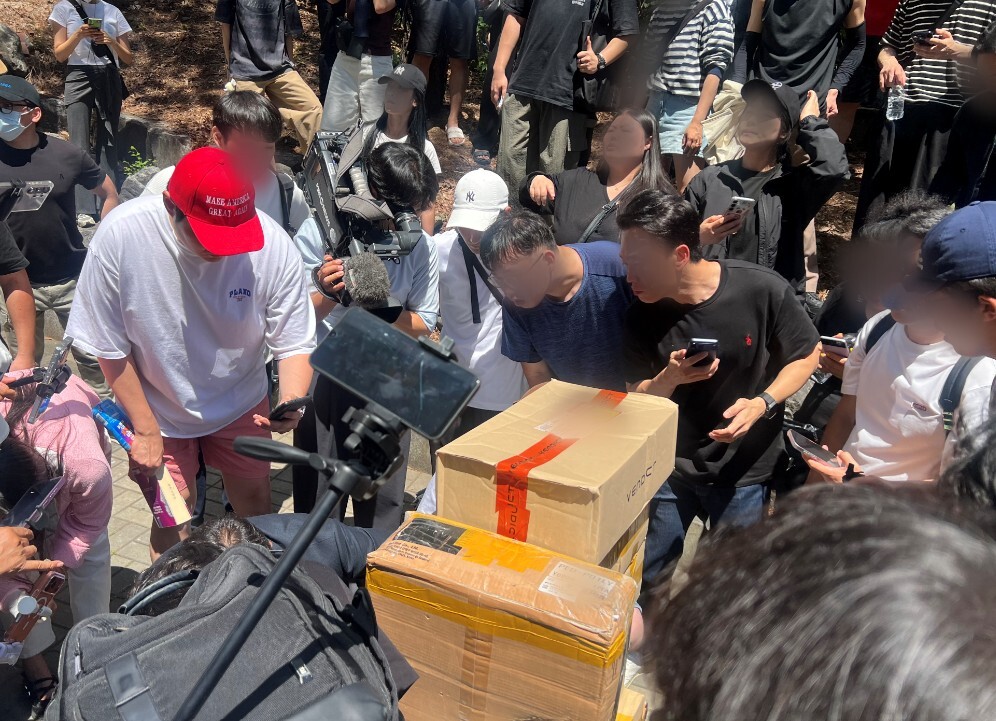 핸드볼경기장에서 근무하는 대한체육회 측이 수령할 예정인 택배가 도착하자 일부 시위 참가자들은 이를 부정선거 관련 증거물로 의심하며 개봉해 내용물을 확인하기도 했다. 사진=한승구 기자