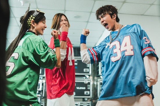 '와일드 씽'에서 엄태구는 2016년 개봉한 영화 '가려진 시간'에 이어 10년 만에 강동원과 호흡을 맞췄다. 사진=영화 '와일드 씽' 스틸컷