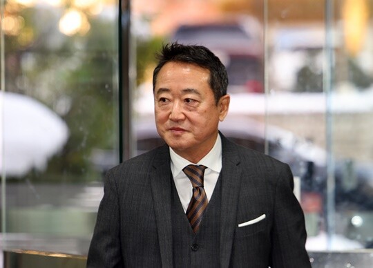 이웅열 명예회장은 2018년 회장직에서 물러나면서 “경영 능력을 입증하지 못하면 주식을 한 푼도 물려주지 않겠다”고 언급한 바 있다. 2024년 11월 이 명예회장이 서울 서초구 서울중앙지법에서 열린 인보사 케이주 성분 조작 논란 관련 1심 선고 공판에 출석하고 있다. 사진=연합뉴스