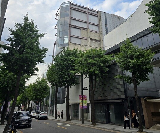 서울 강남구 신사동 가로수길 중심부의 공실 상가. 사진=김정민 기자