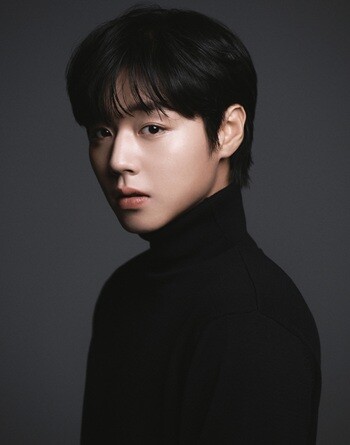 취사병 강성재를 연기하기 위해 박지훈은 촬영 전 잠시 요리학원을 다녔으나 끝내 요리 실력을 키우지는 못했다고 털어놨다. 사진=YY엔터테인먼트 제공
