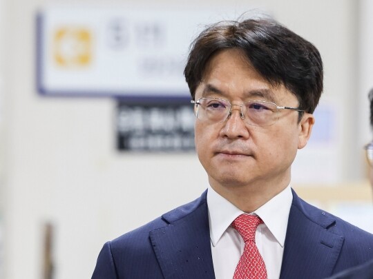 박현종 전 bhc 회장이 지난 5월 20일 오후 서울 서초구 서울중앙지방법원에서 열린 60억 원대 횡령·배임 혐의 공판에 출석하고 있다. 사진=박정훈 기자