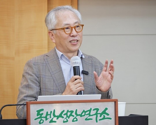 지난 6월 10일 오후 서울 관악구 서울대학교 호암교수회관에서 열린 제130회 동반성장포럼에서 모종린 연세대학교 국제학대학원 교수가 ‘지역발전 이론과 담론: 동반성장의 조건과 과제’를 주제로 강연을 하고 있다. 사진=임준선 기자