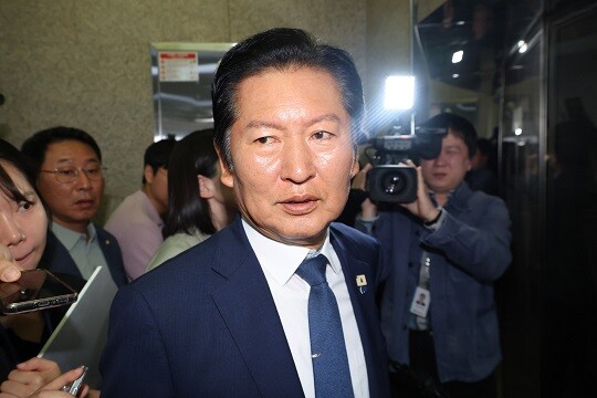 더불어민주당 정청래 대표가 6월 10일 국회에서 열린 최고위원회의를 마친 뒤 취재진들의 질문을 받고 있다. 사진=박은숙 기자