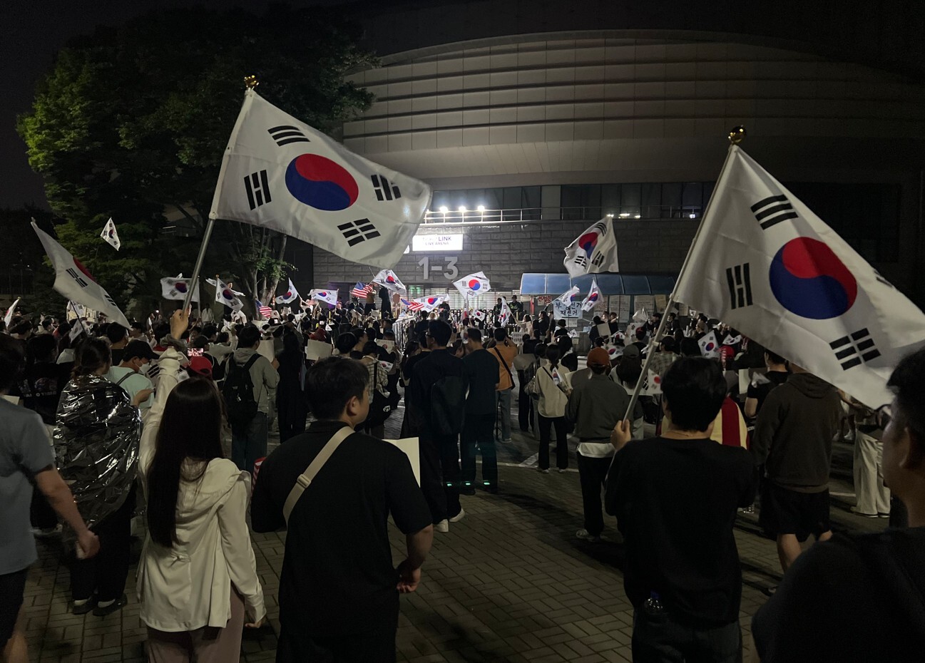 6월 10일 오후 11시 서울 송파구 올림픽공원 핸드볼경기장 일대에 약 5000명(경찰 비공식 추산)의 시민들이 모여 ‘부정선거 재선거’, ‘당일투표·수개표’ 등의 구호를 외치고 있다. 사진=한승구 기자