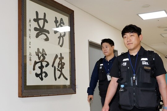 삼성그룹 초기업노동조합 삼성전자지부 최승호 위원장(왼쪽)과 이송이 부위원장(오른쪽)이 총파업 예고 시점을 이틀 앞둔 지난 5월 19일 정부세종청사 중앙노동위원회에서 열린 2차 사후조정 2일차 회의에 참석하고 있다. 사진=연합뉴스