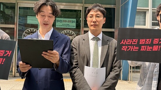한국디지털콘텐츠창작자협회와 뉴토끼·북토끼 불법유통 피해 작가 134인은 6월 11일 '마나모아' 운영자 A 씨의 국내 송환에 맞춰 경찰청에 형사고소장을 접수했다고 밝혔다. 사진=한국디지털콘텐츠창작자협회 제공