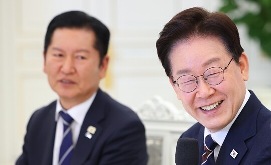 지난 4월 7일 여·야·정 민생경제 협의체 회담에서 발언하고 있는 이재명 대통령과, 바라보고 있는 정청래 더불어민주당 대표. 사진=연합뉴스