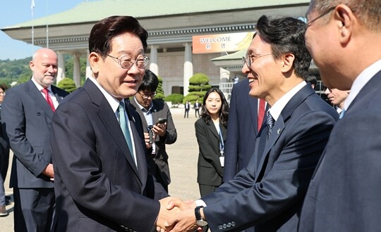 G7 정상회의 참석과 유럽순방을 위해 출국하는 이재명 대통령이 6월 9일 성남 서울공항에서 환송 나온 김민석 국무총리와 악수를 나누고 있다. 사진=연합뉴스