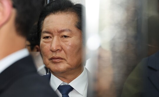 정청래 더불어민주당 대표가 6월 10일 국회에서 열린 최고위원회의를 마친 뒤 취재진들의 질문을 받으며 이동하고 있다. 사진=박은숙 기자