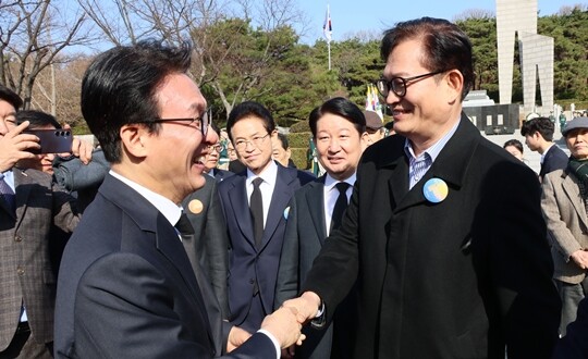 지난 2월 김민석 국무총리와 송영길 의원이 대구 2·28 민주운동 기념탑에서 참배를 마친 뒤 악수를 나누고 있다. 사진=연합뉴스