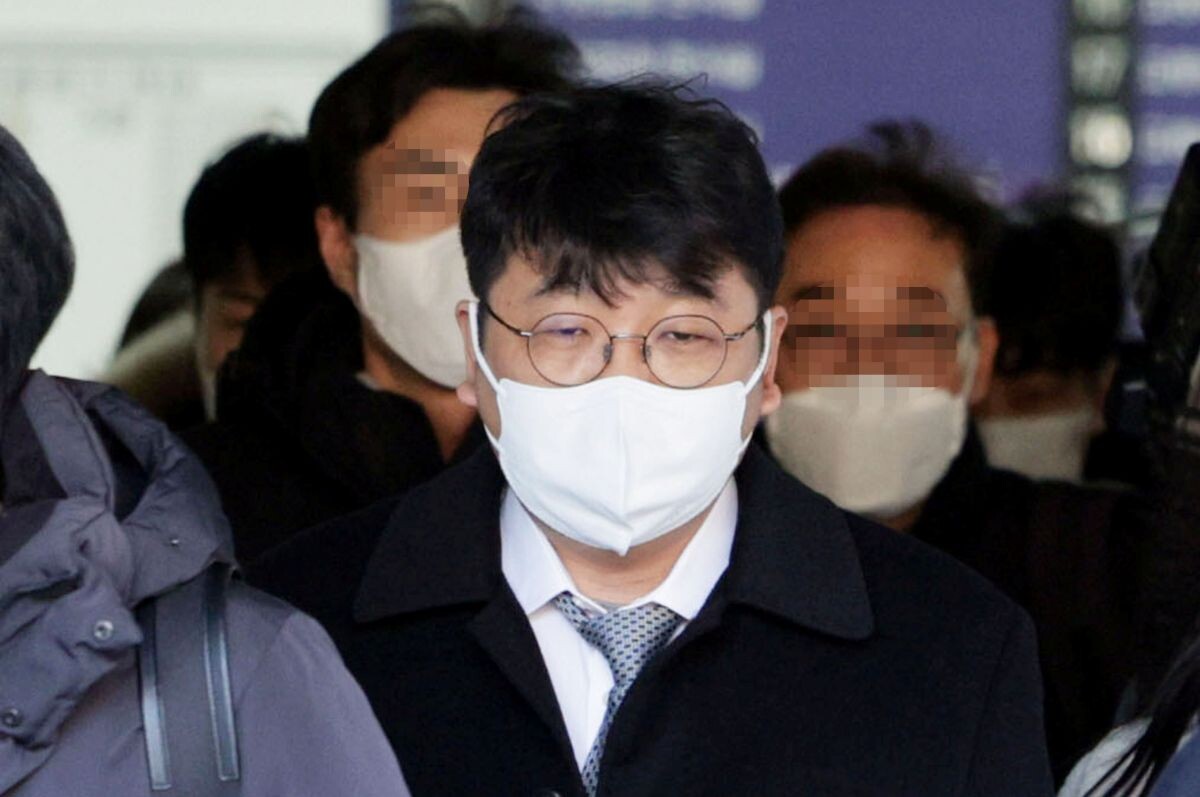이정훈 전 의장이 2023년 1월 3일 서울 서초동 중앙지법에서 열린 1심 선고 공판에 출석한 뒤 밖으로 나서고 있다. 사진=연합뉴스