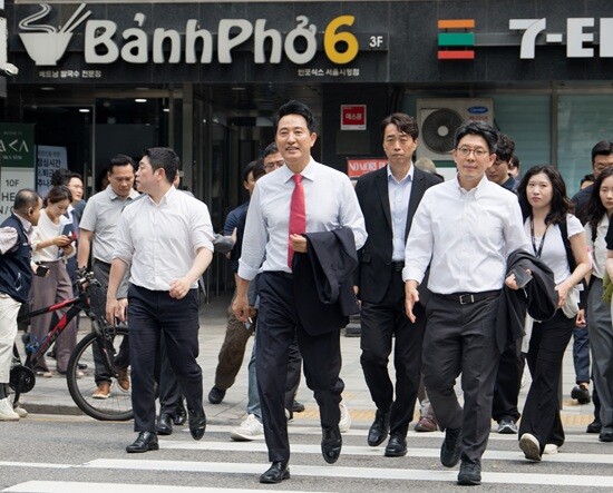 오세훈 서울시장이 지방선거 승리 이후 측근들과 서울시청 인근 횡단보도를 건너고 있다. 사진=이종현 기자