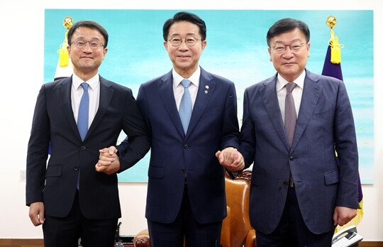 조정식 국회의장이 6월 11일 오후 서울 여의도 국회의장 집무실에서 여야 원내대표와 회동 전 기념촬영을 하고 있다. 왼쪽부터 한병도 더불어민주당 원내대표, 조 국회의장, 정점식 국민의힘 원내대표. 사진=박은숙 기자