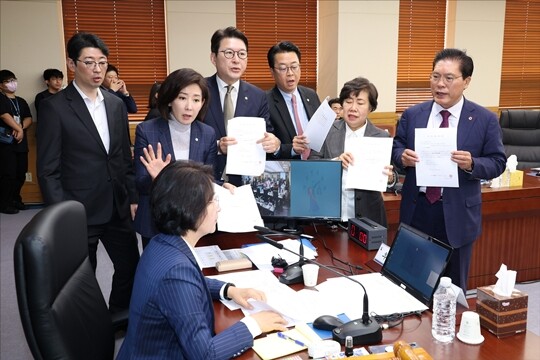 국민의힘 의원들이 2025년 10월 15일 서울 서초구 대법원에서 열린 국회 법제사법위원회의 대법원에 대한 국정감사에서 추미애 법사위원장에게 항의하고 있다. 사진=국회사진기자단