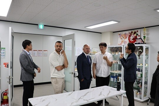 방문단이 서울동부지부를 둘러보고 있다. 사진=한국법무보호복지공단 제공