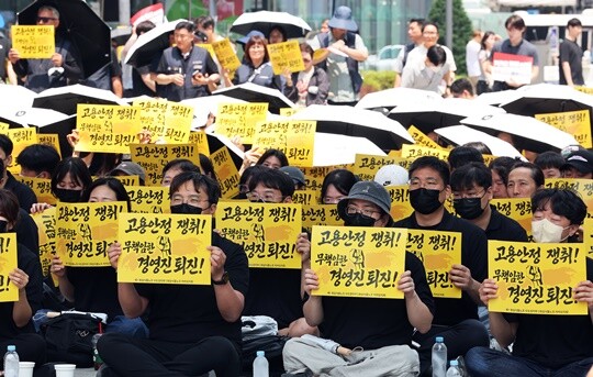 카카오 내부에선 카카오엔터프라이즈 사업 경쟁력에 대한 비판의 목소리가 나온다. 지난 6월 10일 경기도 성남시 카카오 판교아지트 앞에서 카카오 노조원들이 구호를 외치고 있다. 사진=연합뉴스