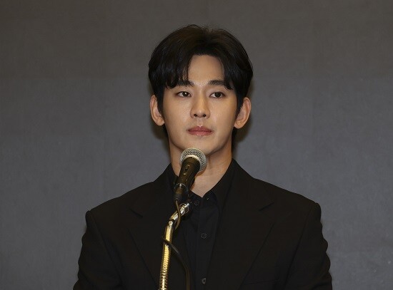 고(故) 김새론과의 미성년 교제 의혹이 불거졌던 배우 김수현이 1년 만에 공식 일정으로 오는 7월 14일 필리핀 패션 브랜드 벤치(Bench) 광고 촬영에 참여한다. 사진=박정훈 기자