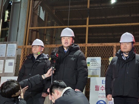 지난해 12월 여의도 4-2공구 철근 구조물 붕괴 사고가 벌어진 이후 현장을 찾아와 사과하고 있는 송치영 포스코이앤씨 사장. 사진=연합뉴스
