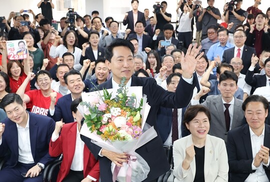 국민의힘 오세훈 서울시장 당선인이 제9회 전국동시지방선거일 다음날인 6월 4일 서울 종로구 대왕빌딩에 마련된 선거사무소에서 입장을 밝힌 뒤 꽃다발을 들고 인사하고 있다. 사진=임준선 기자