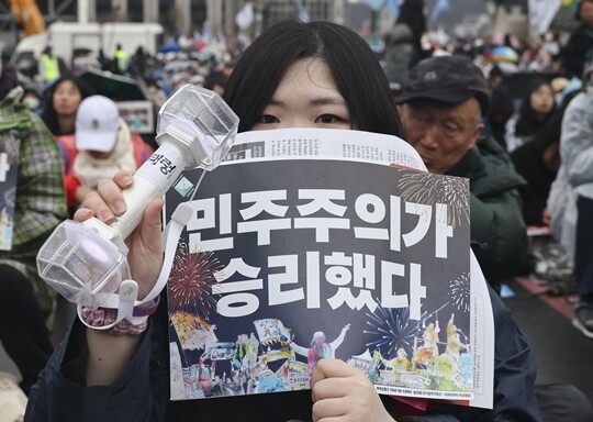 헌법재판소의 윤석열 전 대통령에 대한 파면 선고 이후 첫 주말인 2025년 4월 5일 오후 민주노총과 윤석열즉각퇴진·사회대개혁 비상행동 등이 서울 광화문 동십자각 앞에서 열린 사회대개혁 집회 및 승리대회에서 구호를 외치고 있다. 사진=박정훈 기자