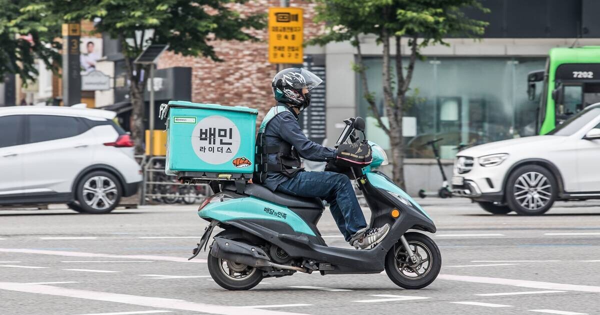 한 배달의민족 배달 기사가 서울의 한 도로를 지나고 있다. 사진=최준필 기자