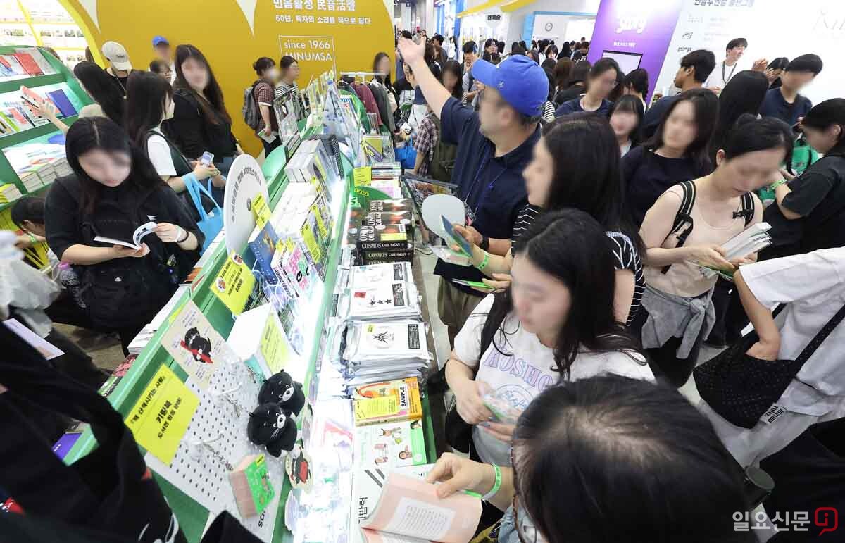 책을 고르는 관람객들. 사진=임준선 기자