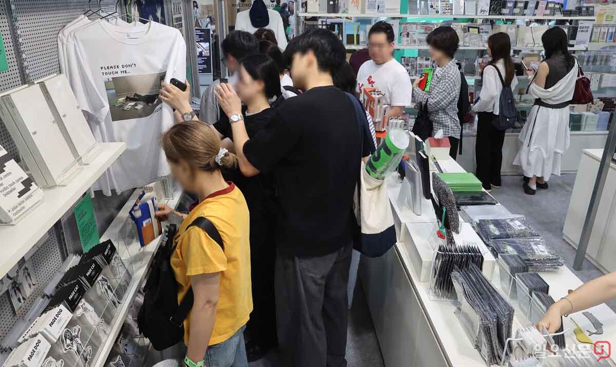 굿즈를 둘러보는 관람객들. 사진=임준선 기자