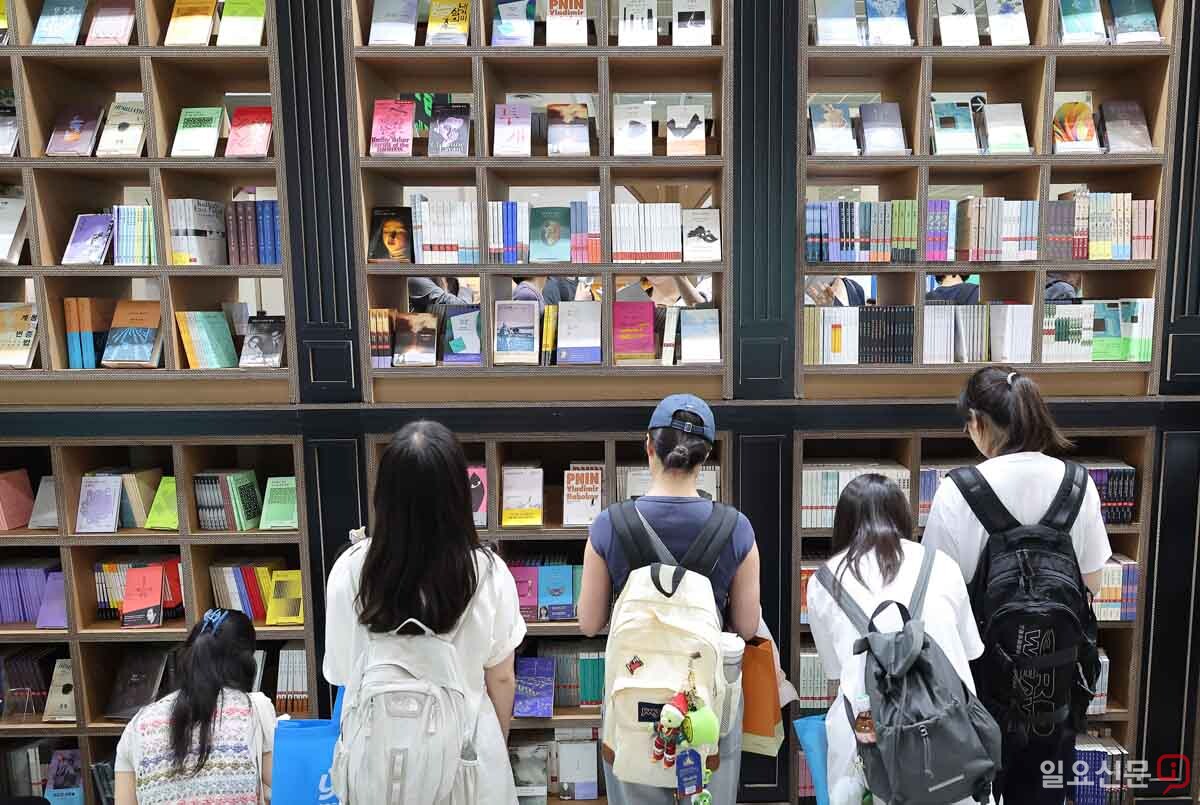 대행 책장에서 책을 둘러보는 관람객들. 사진=임준선 기자