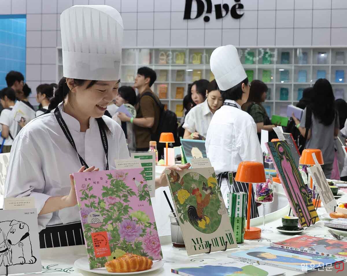 요리사 복장의 관계자가 책을 안내하고 있다. 사진=임준선 기자