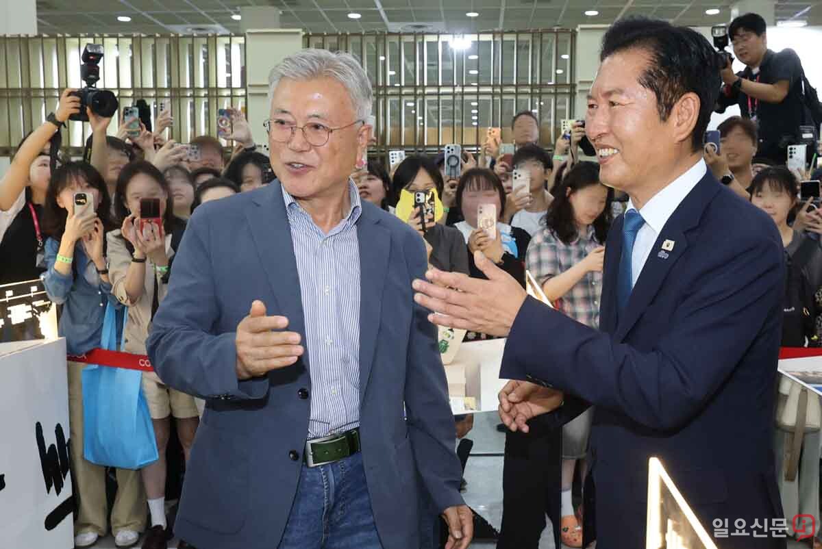 문재인 전 대통령의 평산책방 부스를 찾은 정청래 전 더불어민주당 대표. 사진=임준선 기자