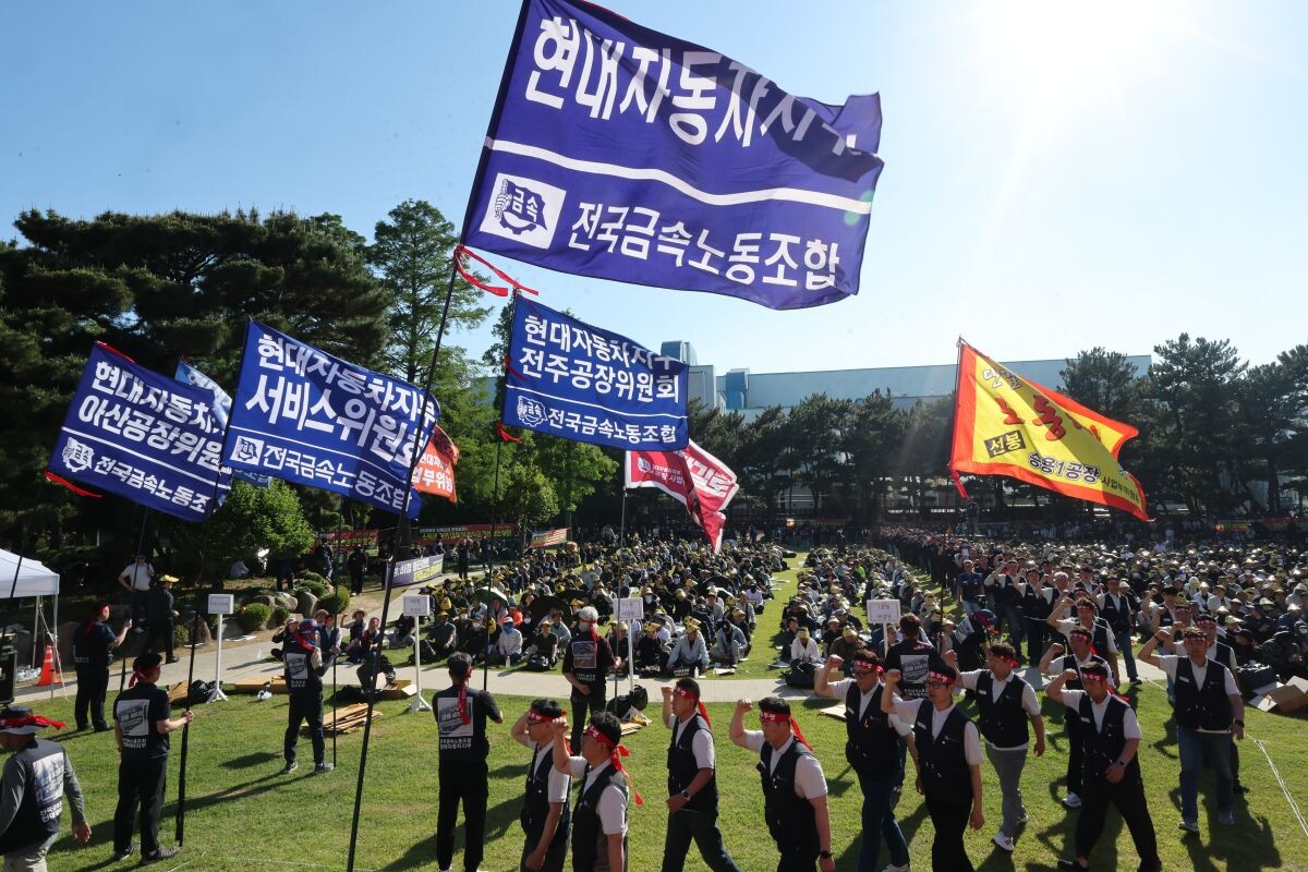 현대차 노조가 지난 5월 13일 오후 현대자동차 울산공장 잔디밭에서 올해 임금협상 투쟁 출정식을 열고 있다. 사진=연합뉴스