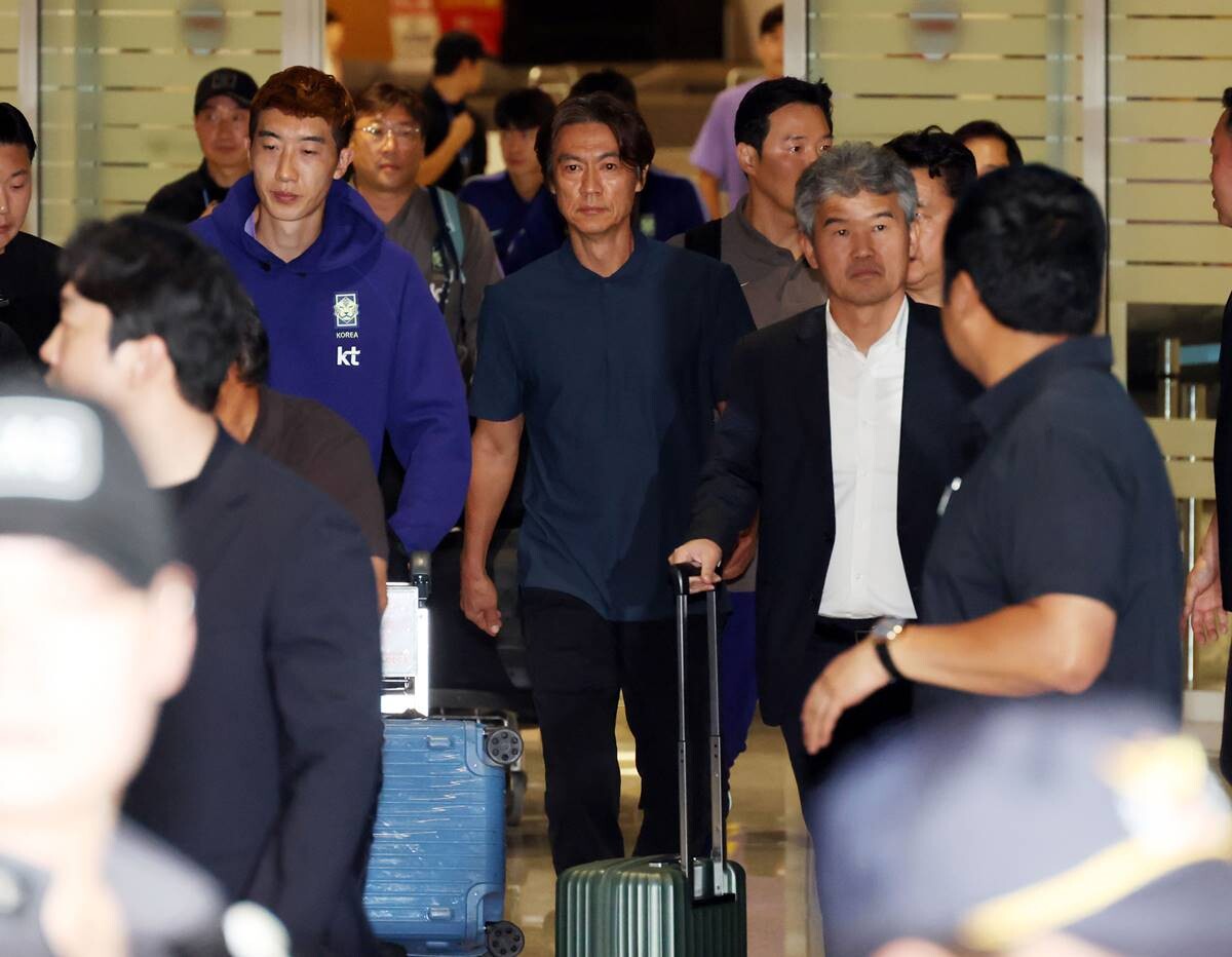 홍명보 감독이 인천국제공항 입국장에 들어서는 순간부터 대한축구협회 버스가 공항을 떠날 때까지 다수 팬들의 야유와 욕설은 지속됐다. 사진=최준필 기자