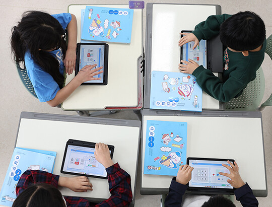 2025년 4월 대구 한 초등학교에서 열린 AI(인공지능) 교과서 활용 공개수업에서 초등생들이 공부하고 있다. 윤석열 정부는 교육 격차 해소 등을 목표로 AI 교과서 도입을 세계 최초로 추진했다. 하지만 교사 단체와 학부모 등 반발로 도입 여부를 학교에서 자율적으로 정하도록 방향을 바꿨다. 사진=연합뉴스