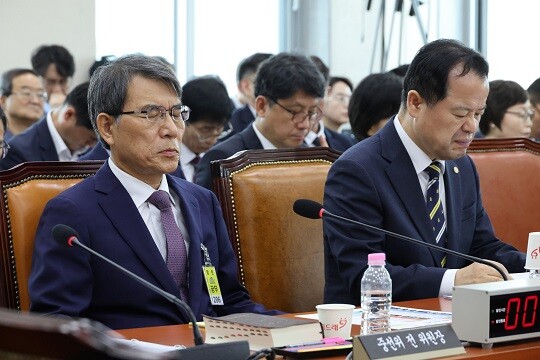 7월 1일 투표용지 부족사태 국조특위 기관보고에 출석한 노태악 전 중앙선관위원장과 위철환 중앙선관위원장 직무대행. 사진=박은숙 기자