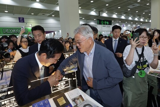 정청래 전 더불어민주당 대표가 6월 24일 서울 강남구 코엑스에서 열린 서울국제도서전에서 문재인 전 대통령과 인사를 나누고 있다. 사진=임준선 기자