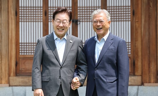 이재명 대통령과 문재인 전 대통령이 7월 1일 청와대 상춘재에서 오찬에 앞서 기념촬영을 하고 있다. 사진=연합뉴스