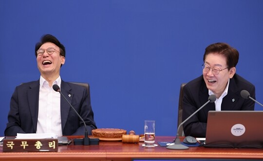 이재명 대통령과 김민석 전 국무총리가 6월 30일 청와대에서 열린 국무회의 겸 비상경제점검회의에서 참석자 발언에 웃고 있다. 사진=연합뉴스