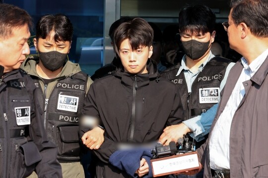 장윤기(23) 씨가 5월 14일 오전 광주 서부경찰서에서 검찰로 송치되기 전 포토라인에 서고 있다. 장 씨는 광주 광산구 월계동 한 보행로에서 귀가 중이던 여고생을 흉기로 여러 차례 찔러 살해하고, 남고생에게 흉기를 휘두른 혐의를 받는다. 사진=연합뉴스