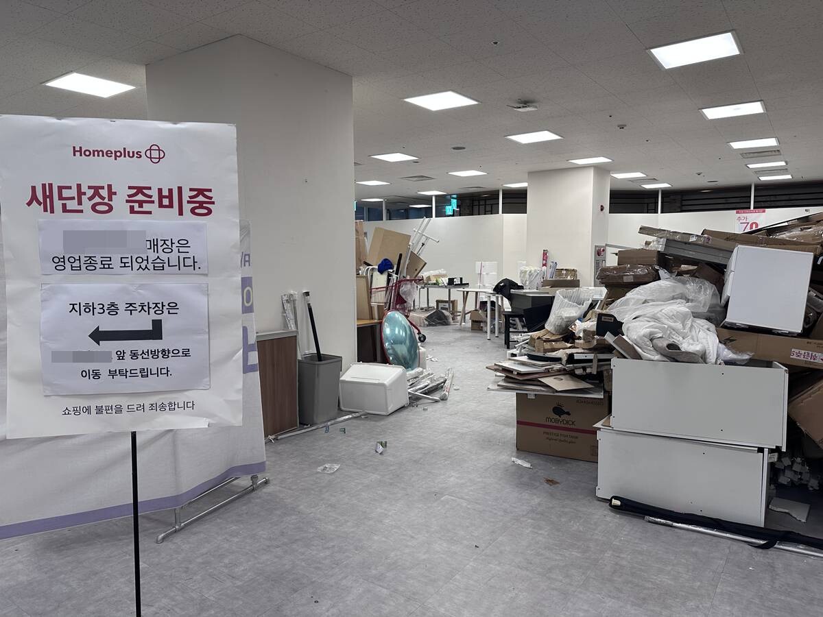 서울 성북구 홈플러스 월곡점의 한 입점업체가 영업을 종료한 자리에 폐기물이 쌓여 있는 모습. 사진=김정아 기자
